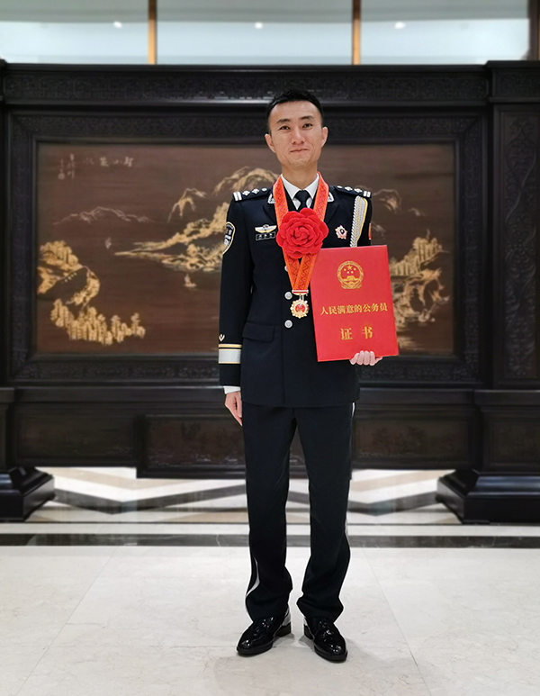 四川公安民警周脉军被表彰为全国“人民满意的公务员”_fororder_周脉军-供图-四川省公安厅