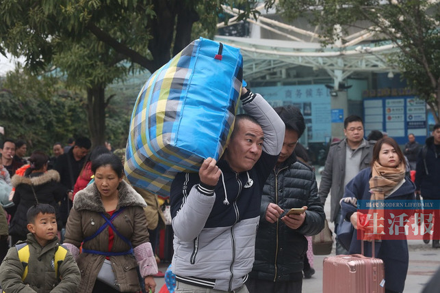 【焦点图】扛在肩膀上的回家路:肩挑背扛 归家情重 【焦点图】扛在肩膀上的回家路:肩挑背扛 归家情重