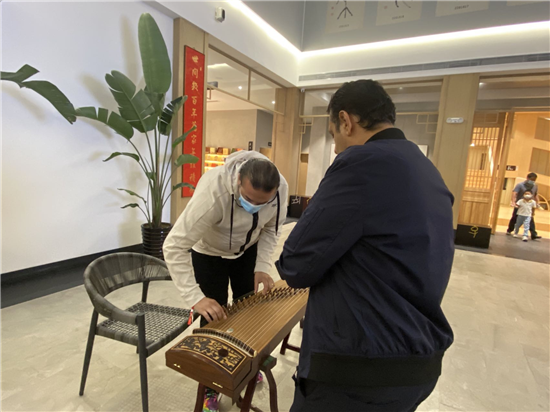 外媒记者用镜头记录汉字主题书房 促进文化交流_fororder_3