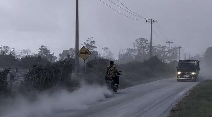 印尼锡纳朋火山在沉寂了一年后再次喷发
