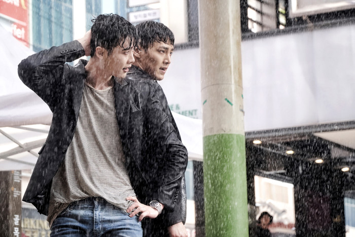 李钟硕李泰焕曝雨中动作戏照片 帅气开打(图)
