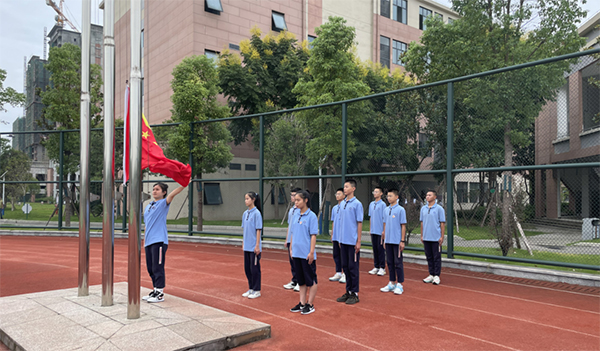 直击｜眉山开学第一天_fororder_百坡中学举行“同心筑梦二十大，踔厉奋发新征程”开学典礼升旗仪式-供图-百坡中学