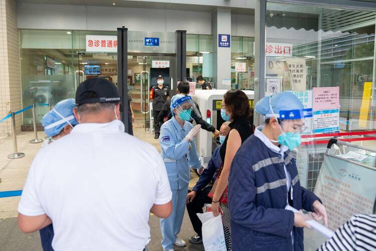 （转载）成都全市“原则居家”首日 四川大学华西医院门急诊有序进行