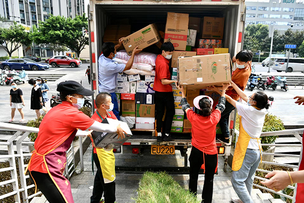 成都高新区29个农贸市场、17个商超正常开放营业_fororder_红旗连锁正在补货中-供图-成都高新区党群工作部