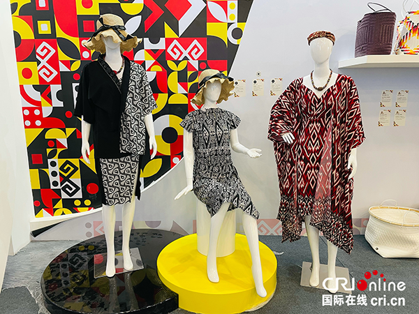 来服贸会国别展 看看新老朋友的衣食住行_fororder_马来西亚展区展示的服饰