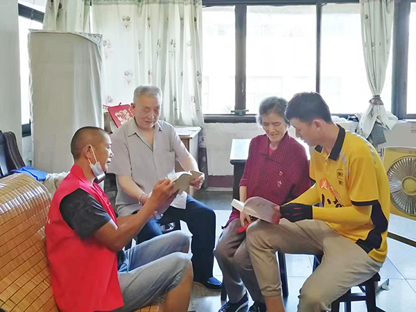 自贡市组织动员广大党员干部在疫情防控一线发挥先锋模范作用_fororder_外卖小哥协助社区开展疫情防控工作（供图-自贡市委宣传部）