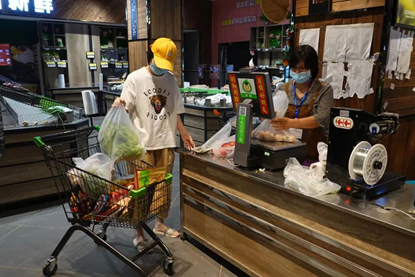 天府新区：菜市，管够；外卖，方便_fororder_天府新区居民在苏尔玛超市采购-供图-天府新区党群工作部