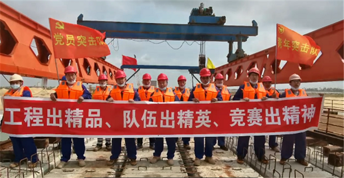 图片默认标题_fororder_第二段后+党员突击队和青年突击队授旗（赵艳斌 摄）