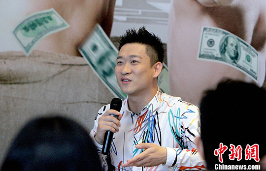 曹云金天津推介新片 谈女友喜笑颜开
