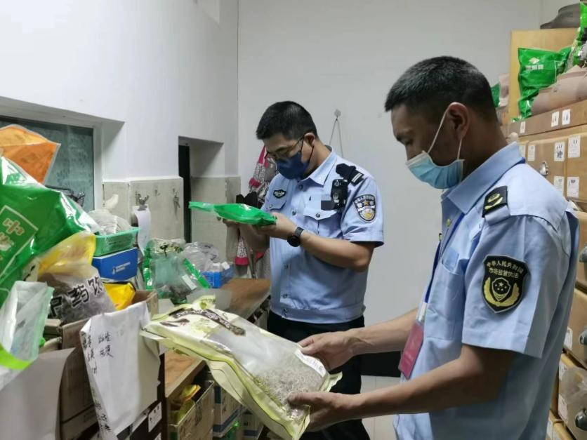 迪庆公安铁拳出击 守护环食药领域安全_fororder_01.jpg