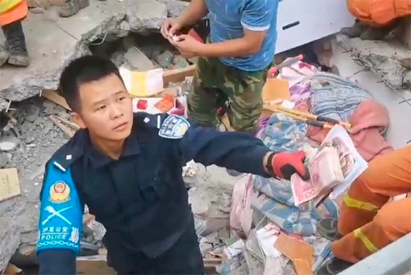 甘孜：村民10万现金被埋地震废墟 民警抡锤半小时全部搜出交还_fororder_民警抡锤寻回村民积蓄-供图-甘孜州公安局