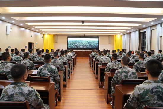 （供稿）贵州碧江人民武装部组织119名预定新兵开展役前教育_fororder_组织开展政治教育.JPG