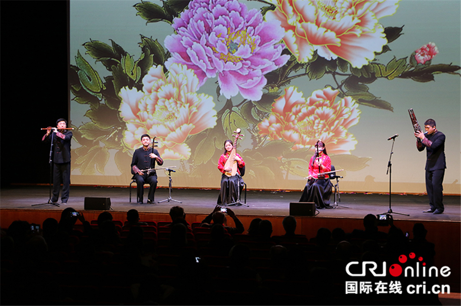 图片默认标题_fororder_4浙江婺剧艺术团在罗马音乐公园用民族器乐演奏意大利名曲桑塔·露琪亚