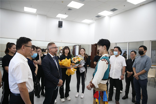 百老汇音乐剧导演卓依·马克尼里受聘为北京舞蹈学院教授