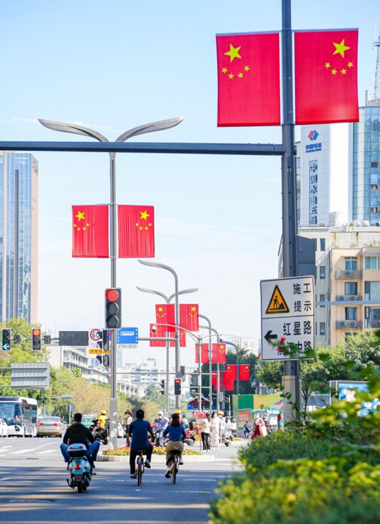 国庆氛围浓 成都锦江区大街小巷处处飘扬最美“中国红”_fororder_未标题-1