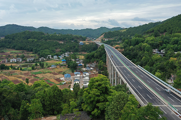 德遂高速全线通车试运营 成都平原经济区再添新通道_fororder_磨盘垭大桥-李明熹-