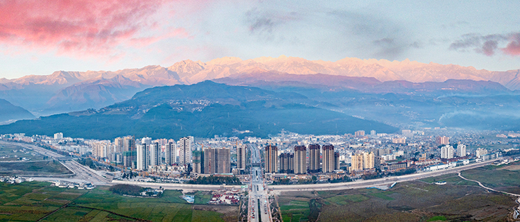 镜头下的大凉山｜凉山州成立70周年县市风采——越西县_fororder_阳糯雪山下的越西县城。刘国兴摄