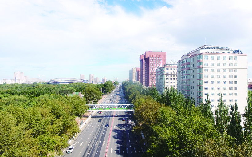 长春动植物公园正门附近横跨自由大路过街天桥预计9月末完工