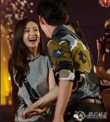 何炅赵丽颖逼婚激吻搂抱暧昧不断 谢娜疑赵丽颖炒作
