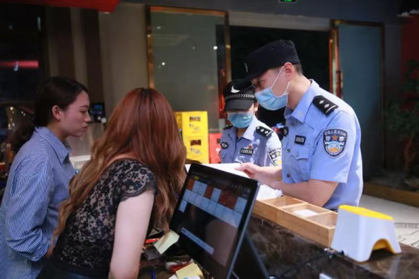 【原创】重庆九龙坡警方启动夏夜治安第三次集中巡查宣防统一行动_fororder_图片3(1)