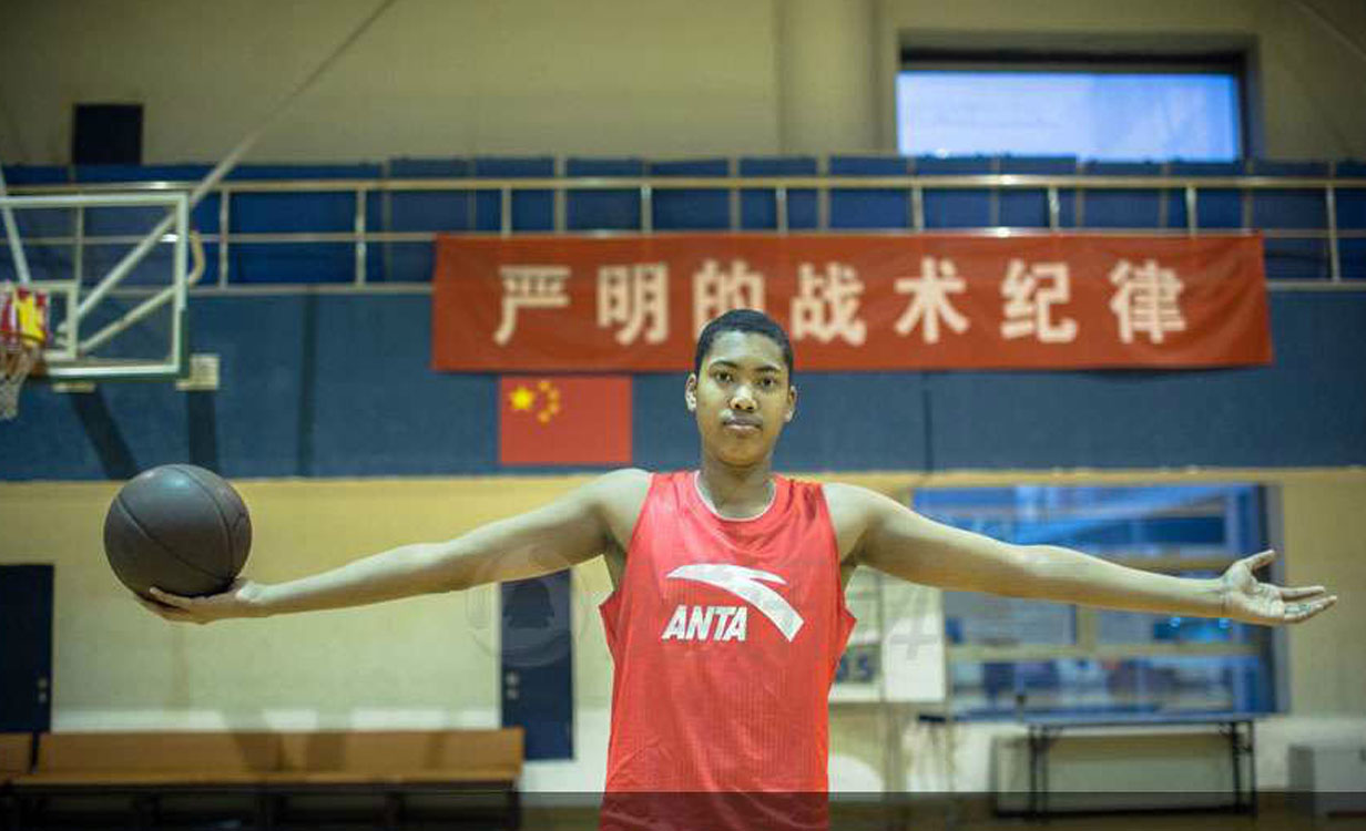 男篮混血中锋:中国籍北京腔 天赋获NBA关注