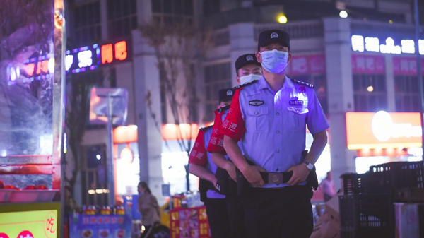 重庆南岸警方启动夏夜治安巡查宣防第三次集中统一行动_fororder_图片1