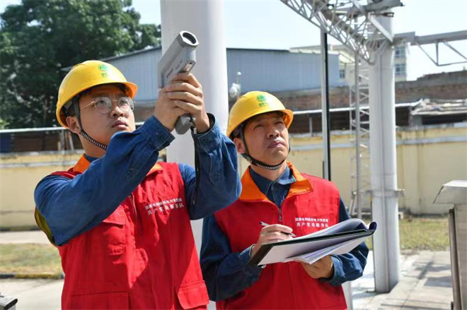 国网陕西电力：点亮万家灯火 守护万家团圆_fororder_国网陕西电力工作人员在变电站开展负荷测量和接点测温（摄影：潘世策）