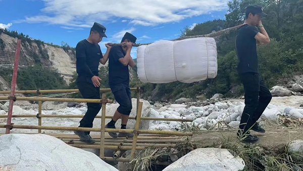泸定地震特别报道｜“悬崖”上的帐篷警务室 温情守护乡亲平安_fororder_甘孜公安民警运送物资-供图-甘孜州公安局（1）