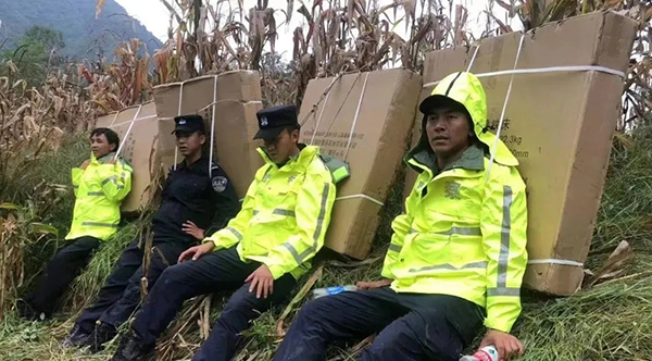 泸定地震特别报道｜“悬崖”上的帐篷警务室 温情守护乡亲平安_fororder_甘孜公安民警运送物资-供图-甘孜州公安局