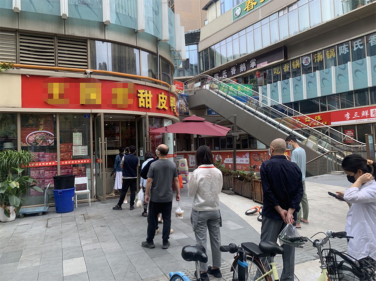 成都市有序恢复正常生产生活秩序_fororder_成都市青羊区蔡桥街道市民排成长队等待购买久违的美食