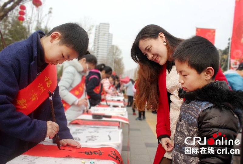 【cri看福建 主推】【滚动新闻】（显示标题：建志愿服务驿站 助力城区生态公园开园）福州志愿标配服务：建志愿服务驿站 助力城区生态公园开园、达明美食街开街