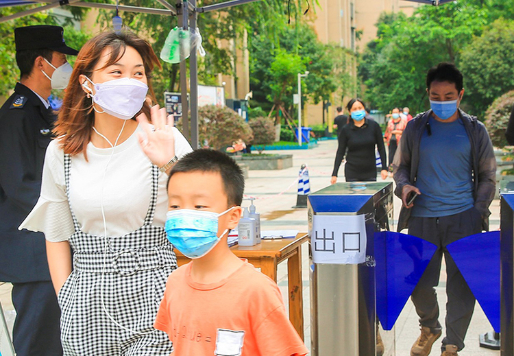 成都市有序恢复正常生产生活秩序_fororder_青羊区蔡桥街道同辉社区心灵家园小区居民开心步出小区摄影-郑建超-(2)