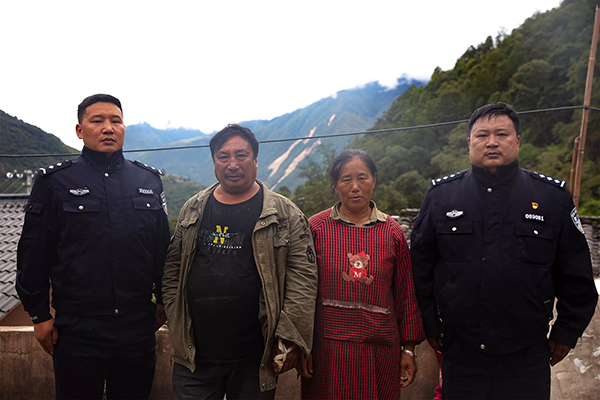 泸定地震特别报道 | 震中磨西：砍光自家玉米地让救援飞机停靠的大叔和他家两个警察儿子_fororder_吕大叔一家-供图-甘孜州公安局
