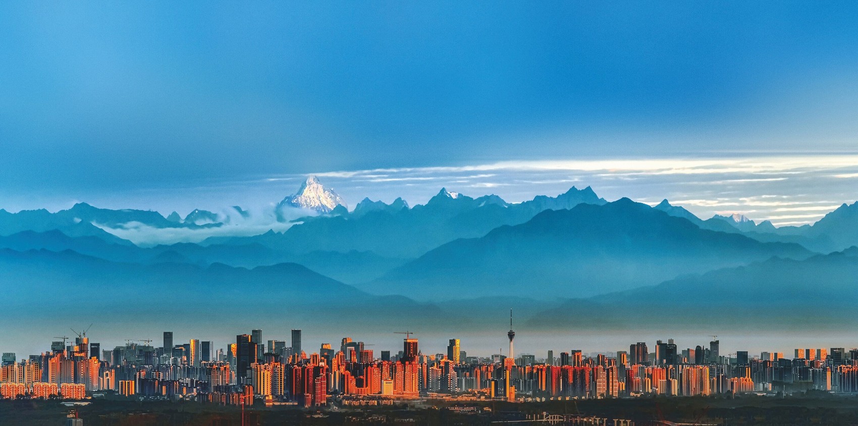 （转载）“奋进新时代”主题成就展丨一张雪山美图 彰显成都“气质”之变