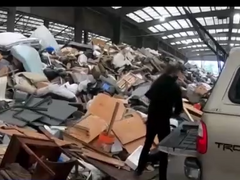 美国疫情致环卫工人短缺 多地垃圾堆积如山