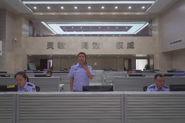 【原创】重庆九龙坡公安指挥中心主任胡效铨：生命线上的“指挥家”_fororder_图片7(1)