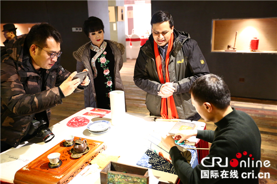 图片默认标题_fororder_3中国国际广播电台中外记者采访“辽河锔匠”张继伟摄影：张亚东_副本_副本