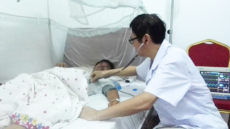 妙手仁心 南苏丹医院里的中国医生们——中国（安徽）援南苏丹医疗队十年纪实_fororder_2016.07.11在战火中成功救治“重度恶性疟合并伤寒”中国同胞