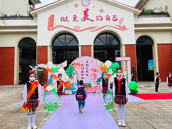 成都青白江区5.7万余名学生错峰返校复课_fororder_小学生入学现
