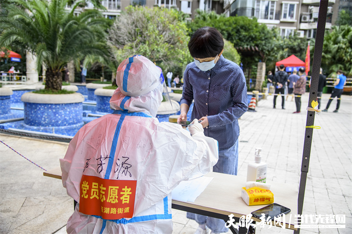 来自贵阳市三个小区的抗疫故事：居民组成防控队24小时值守服务