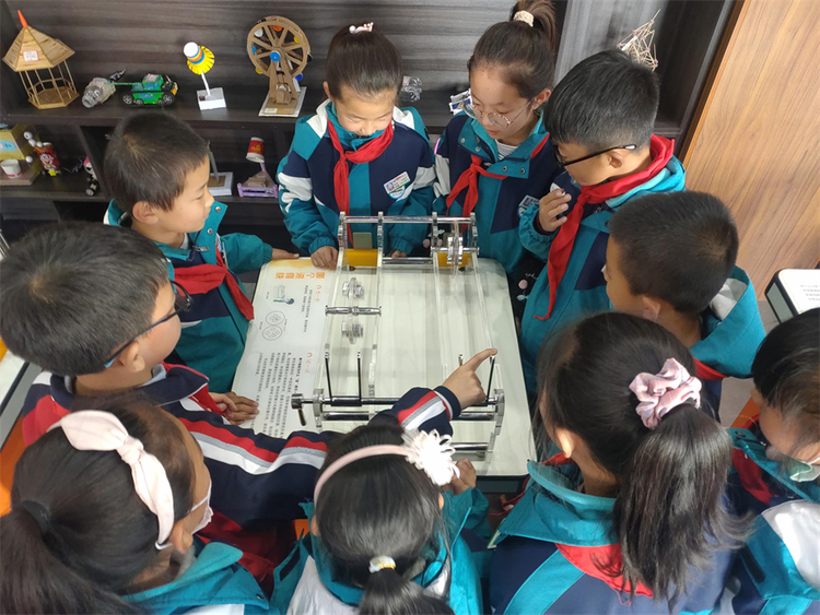 榆林横山成立教育慈善基金 筹款超3亿元_fororder_横山城关小学科学实验课堂