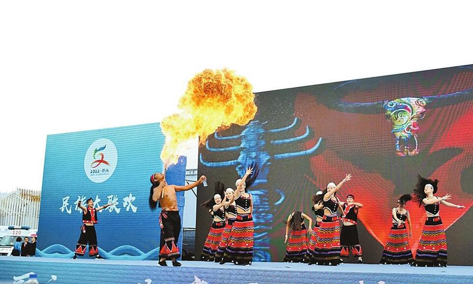 丽江东巴谷：民族联欢情谊深_fororder_ee
