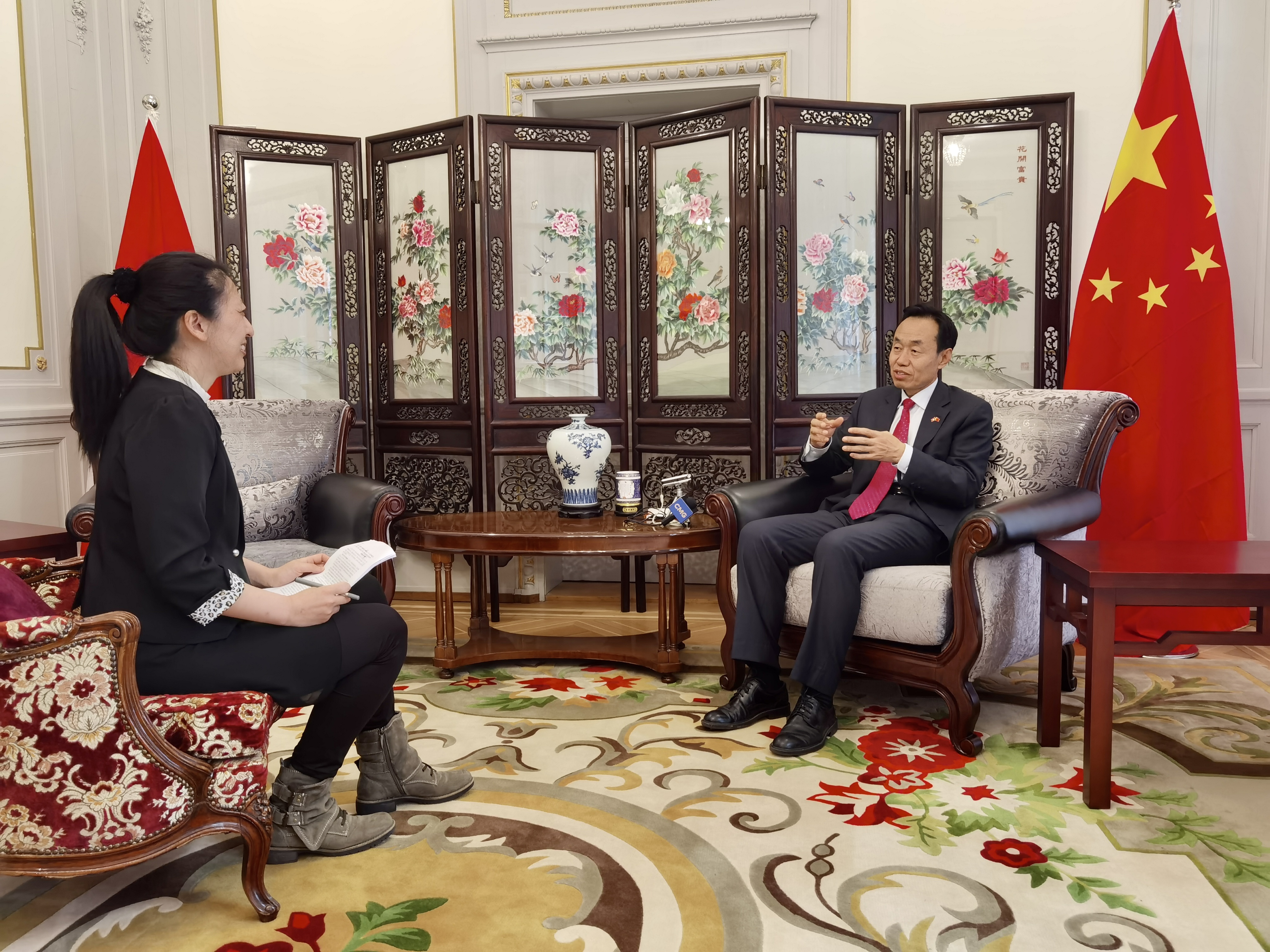 中国驻瑞士大使：中瑞建交72年 各领域合作成果丰硕 对双边未来发展充满信心_fororder_中国驻瑞士大使王世廷接受总台记者张婧昊专访。（使馆供图）