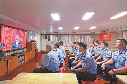 高举旗帜 踔厉奋发迈进新征程——广西广大干部群众踊跃收听收看党的二十大开幕会盛况