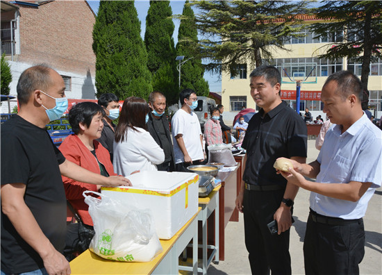 三门峡示范区阳店镇：金秋助农惠民生 消费帮扶促振兴_fororder_消费帮扶活动现场  摄影 彭红勇