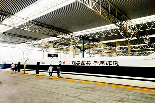 雅安：乘坐冠名高铁再出发 开启“雅安藏茶”新征程_fororder_雅安藏茶冠名的高铁列车-供图-雅安市委宣传部(1)