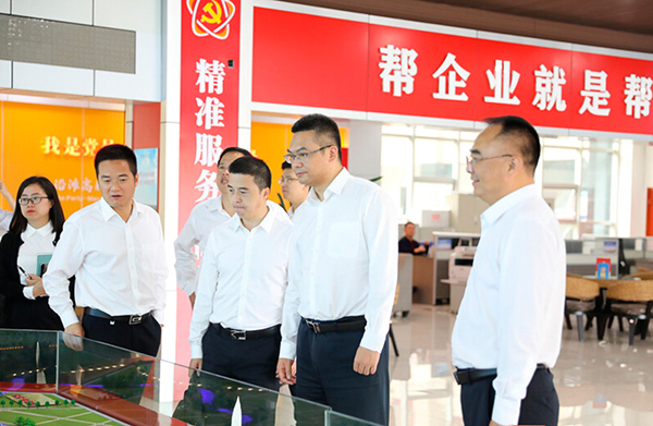 自贡市第十八届人大代表刘军：当好抓落实的“排头兵”_fororder_2刘军（右二）在企业调研现场