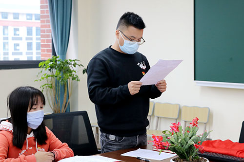 中共宜宾市一曼中学校第二支部委员会召开支部党员大会暨预备党员转正讨论大会_fororder_预备党员汇报思想-摄影-陈国峰-(1)