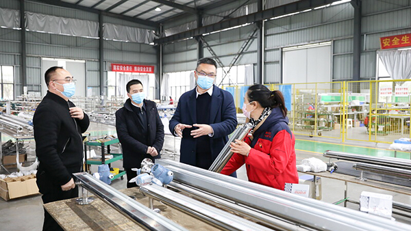 自贡市第十八届人大代表刘军：当好抓落实的“排头兵”_fororder_1刘军（右二）在企业调研现场