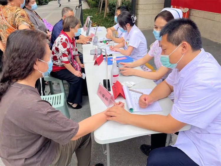 西安浐灞生态区：科普义诊进社区 服务百姓健康_fororder_2